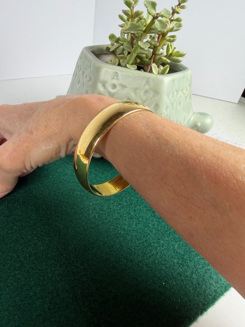 Vintage Monet Gold Tone Bangle – Minimal & Timeless ✨